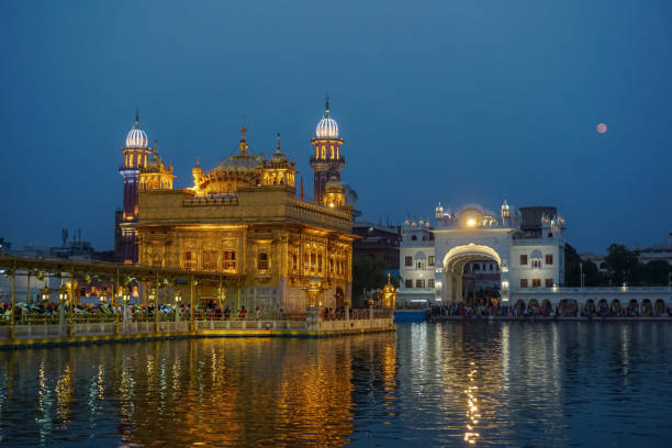 temple d'or dans la soirée. amritsar, inde - india golden temple sikhism temple photos et images de collection