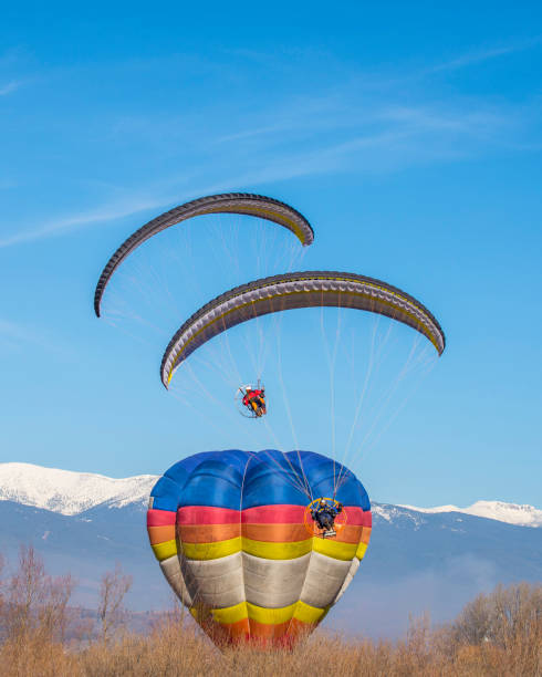 ballon mit segelflugzeug berg im winter - skydiving air aerial view vertical stock-fotos und bilder