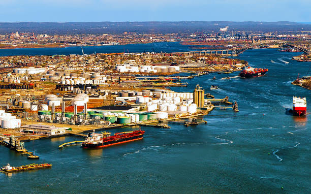 vista aérea sobre os armazenamentos de óleo do reflexo de bayonne - new jersey usa commercial dock cityscape - fotografias e filmes do acervo