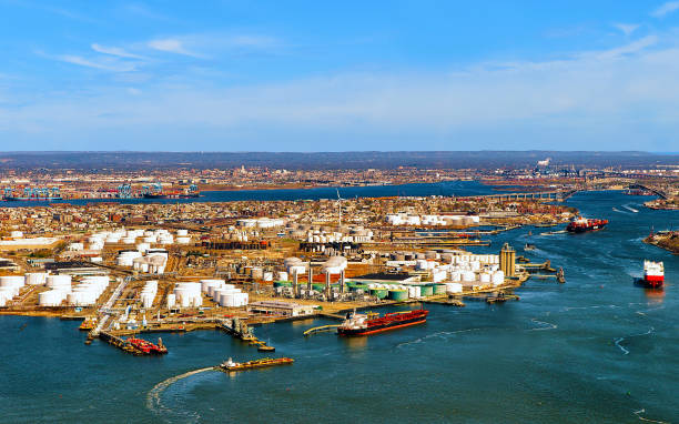 vue aérienne des stockages d’huile dans le réflexe de bayonne - new jersey industrial district newark harbor photos et images de collection