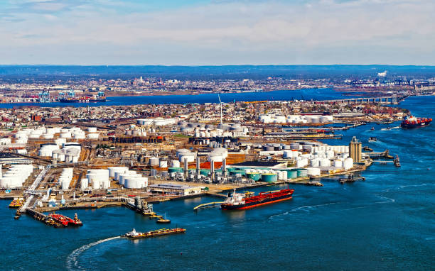 バイヨンヌ反射のオイル貯蔵 - new jersey usa commercial dock cityscape ストックフォトと画像