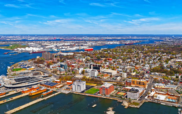 バイヨンヌ反射のポートニューアークの空中写真 - new jersey usa commercial dock cityscape ストックフォトと画像
