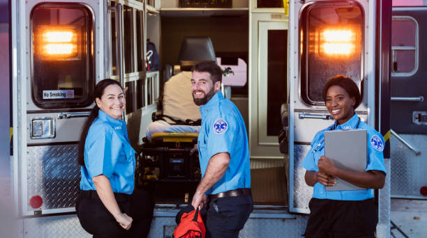 sanitäter an den hinteren türen eines krankenwagens - vehicle door flash stock-fotos und bilder