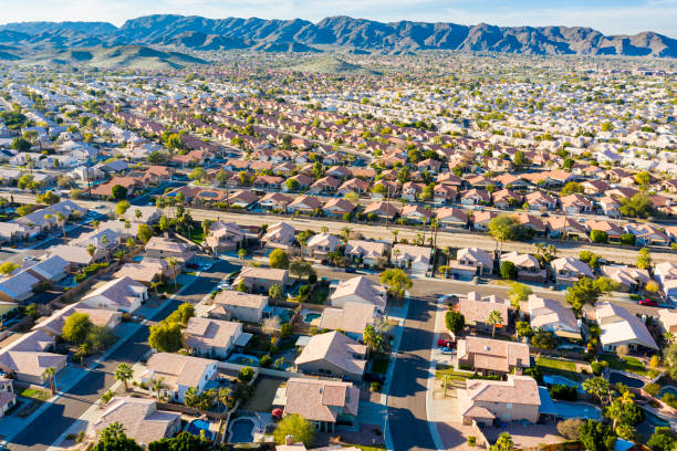 bens imobiliários do sudoeste do deserto da área acima de phoenix - phoenix sunset arizona city - fotografias e filmes do acervo