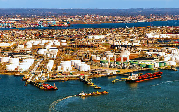 vista aérea sobre armazenamentode óleo no reflexo de bayonne - new jersey usa commercial dock cityscape - fotografias e filmes do acervo