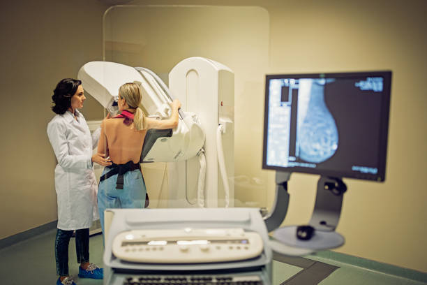 arzt arbeitet mit mammographie-röntgenscanner im krankenhaus - mammogram mri scan breast breast examination stock-fotos und bilder