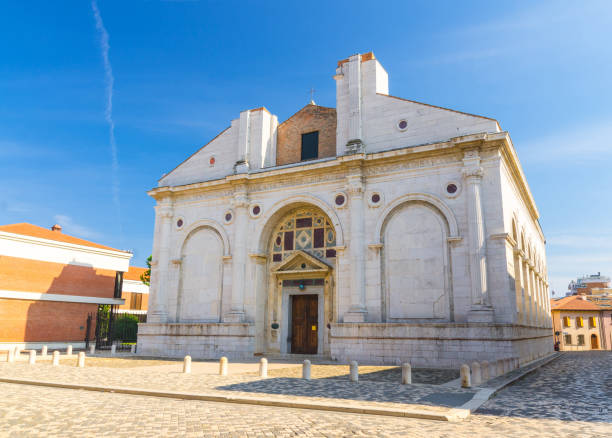 tesoro della cattedrale tempio malatestiano catedral católica igreja católica no antigo centro histórico turístico da cidade rimini com fundo do céu azul, emilia-romagna, itália - rimini - fotografias e filmes do acervo