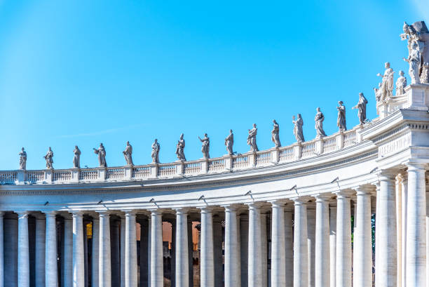 colonnato dorico con statue di santi in cima. piazza san pietro, città del vaticano - st peters basilica foto e immagini stock