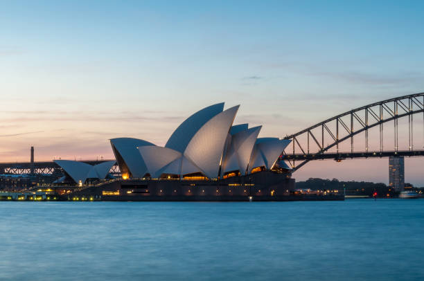 sydney opera house y el puente del puerto de sídney a la hora azul - sydney australia australia sydney harbor bridge bridge fotografías e imágenes de stock
