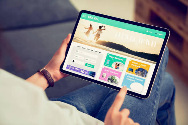 manos sosteniendo tableta digital con aplicación reserva vuelo de búsqueda de viajes ticket vacaciones y hotel en el sitio web precio con descuento, tecnología de concepto de marketing en línea y promoción. - hacer una reserva fotografías e imágenes de stock