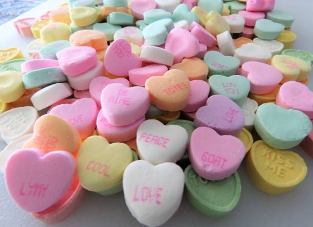 caramelos de conversación en forma de corazón, fondo - valentine candy fotografías e imágenes de stock
