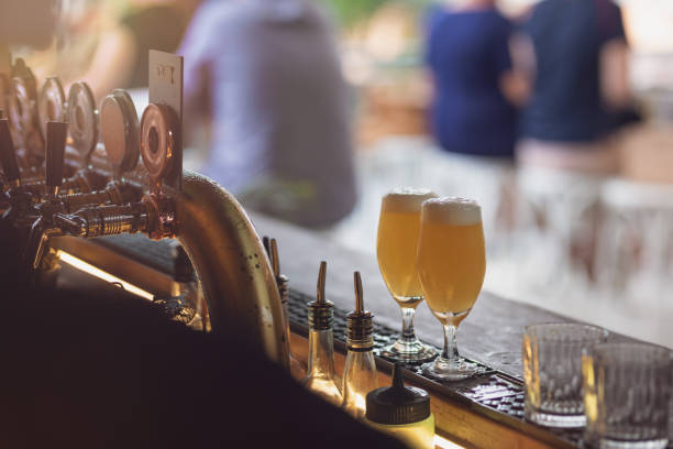 屋上バーで提供される新鮮なビール2杯 - beer bottle beer drinking pouring ストックフォトと画像