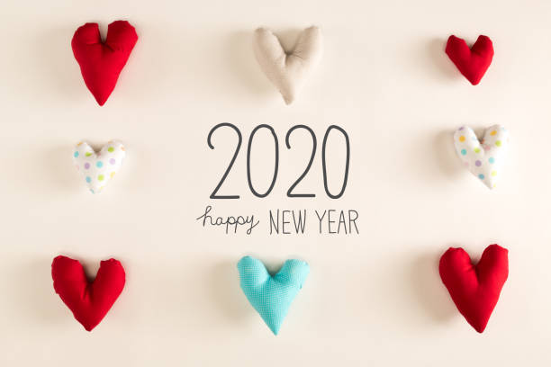 szczęśliwego nowego roku 2020 wiadomość z niebieskimi poduszkami serca - cushion pillow heart shape multi colored zdjęcia i obrazy z banku zdjęć