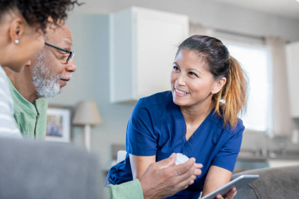 enfermera explica un nuevo medicamento para hombres de la tercera edad en vida asistida - filipino ethnicity asian ethnicity men male fotografías e imágenes de stock