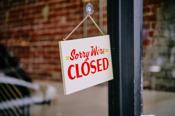 sorry we are closed sign board hanging on door of cafe stock - closed sadness reconciliation sign imagens e fotografias de stock