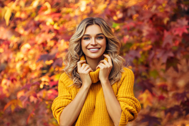 秋の明るい色 - autumn women smiling leaf ストックフォトと画像