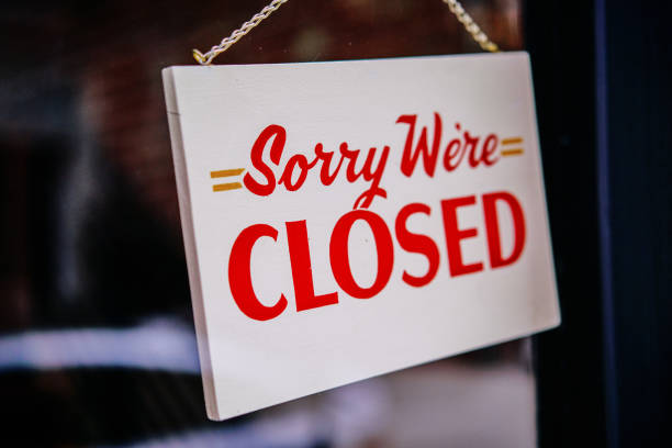 sorry we are closed sign board hanging on door of cafe stock - closed sadness reconciliation sign imagens e fotografias de stock