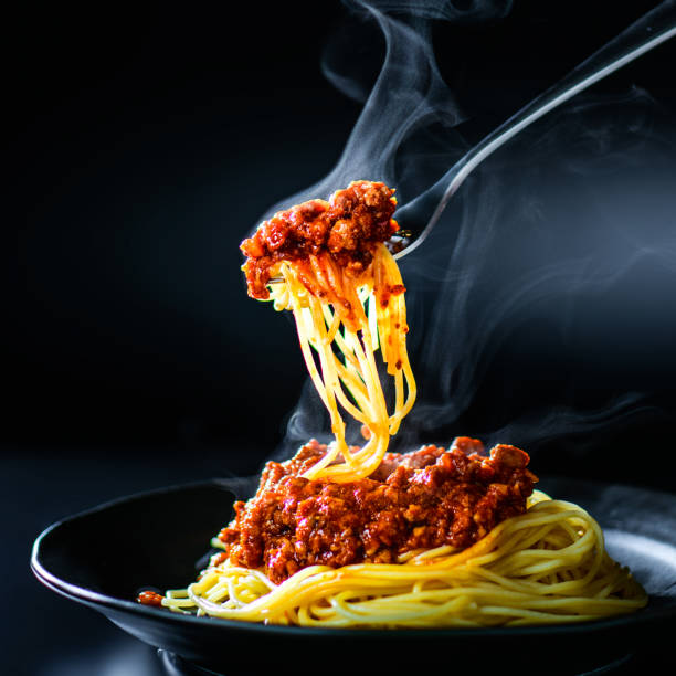 włoskie spaghetti z sosem mięsnym bolognese - spaghetti sauces pasta vegetable zdjęcia i obrazy z banku zdjęć