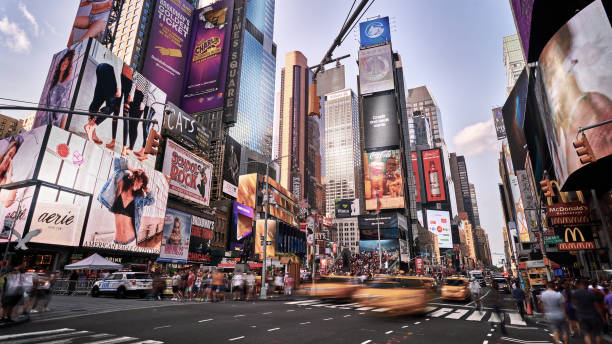 niewyraźne ruchy na times squares. reklamy. zatłoczonych. - new york city times square crowd people zdjęcia i obrazy z banku zdjęć