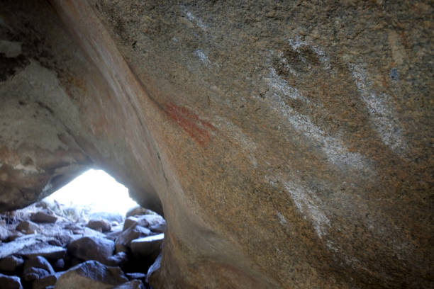 древняя наскальная живопись коренных аборигенов австралии в западной австралии - aboriginal art australia cave painting стоковые фото и изображения