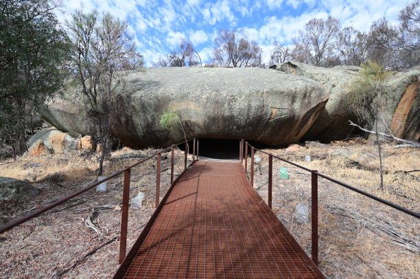 cueva de mulka cerca de hyden western australia - aboriginal art aborigine rock fotografías e imágenes de stock