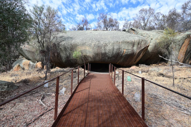 пещера малки возле хайден западная австралия - aboriginal art australia cave painting стоковые фото и изображения