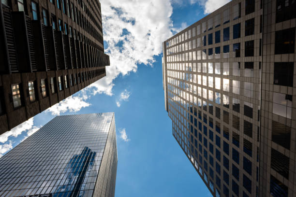 vue à faible angle des gratte-ciel dans le district financier de new york, etats-unis - cityscape new york city manhattan low angle view photos et images de collection