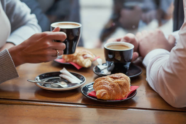 크루아상과 커피, 카페에서 커플을위한 프랑스식 아침 식사 - cafe breakfast coffee croissant 뉴스 사진 이미지