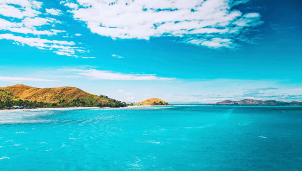 widok z lotu ptaka na wyspy fidżi widziany z daleka - crusoe zdjęcia i obrazy z banku zdjęć