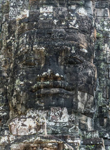 estatua en la parte superior de una puerta en ankor thom en camboya - ankor fotografías e imágenes de stock