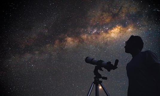 Astrónomo con un telescopio mirando las estrellas y la Luna. Mi trabajo de astronomía. photo
