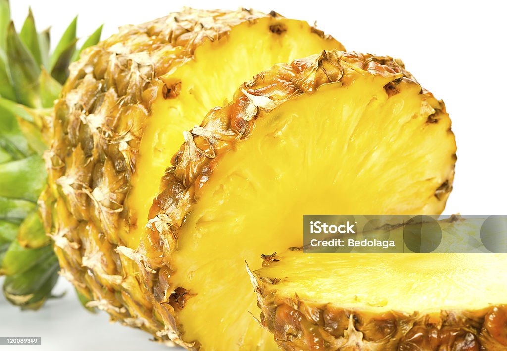 Zbliżenie grube plastry świeżych owoców z ananasa - Zbiór zdjęć royalty-free (Ananas)