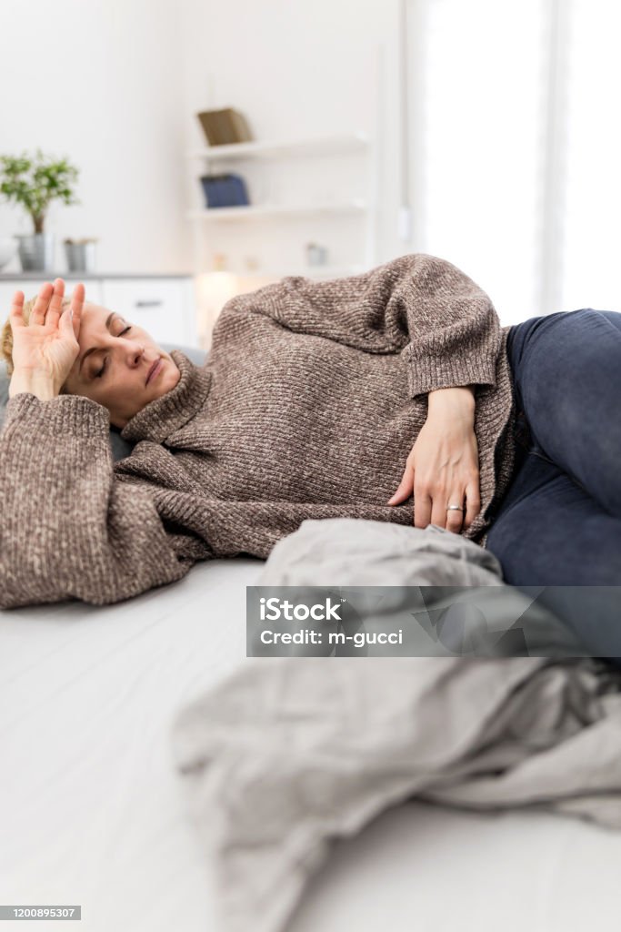 Yorgun yorgun kadın evde mide sorunları olan bir kanepede, hasta olmak, hamile olmak. - Royalty-free Acı Stok görsel