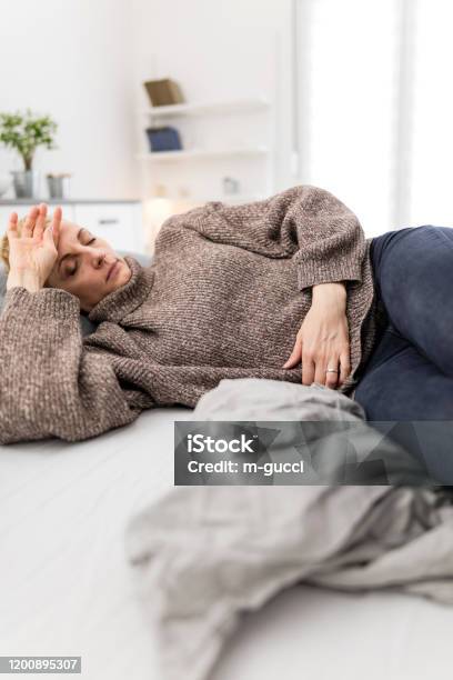 Yorgun Yorgun Kadın Evde Mide Sorunları Olan Bir Kanepede Hasta Olmak Hamile Olmak Stok Fotoğraflar & Acı‘nin Daha Fazla Resimleri