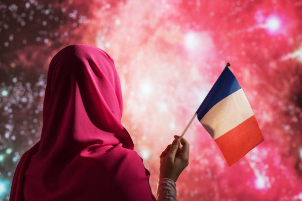 밤에 불꽃 놀이 동안 프랑스의 국기를 들고 스카프에 무슬림 여성. - eastern european flash 뉴스 사진 이미지