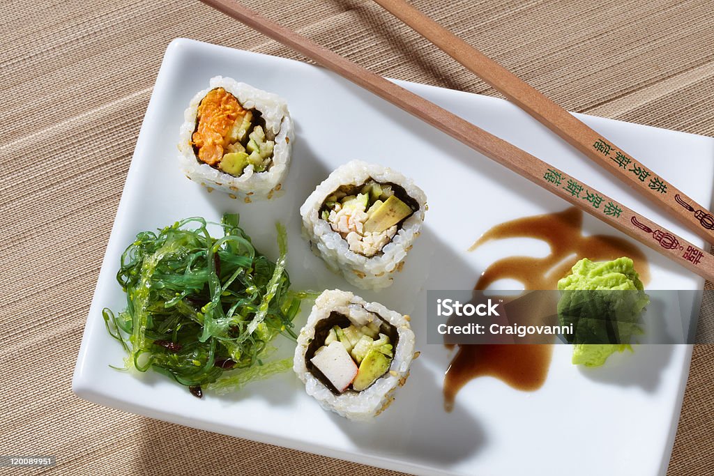 Sushi e insalata asiatica - Foto stock royalty-free di Bacchette cinesi