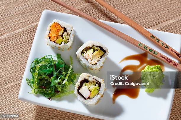 Sushi E Insalata Asiatica - Fotografie stock e altre immagini di Bacchette cinesi - Bacchette cinesi, Cibo, Cibo salato