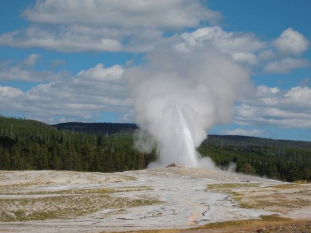 istock Old Faithful Geyser 1200902675