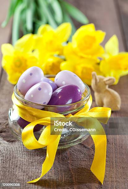 Foto de Ovos De Páscoa Coloridos e mais fotos de stock de Amarelo - Amarelo, Arranjo, Cesta de Páscoa