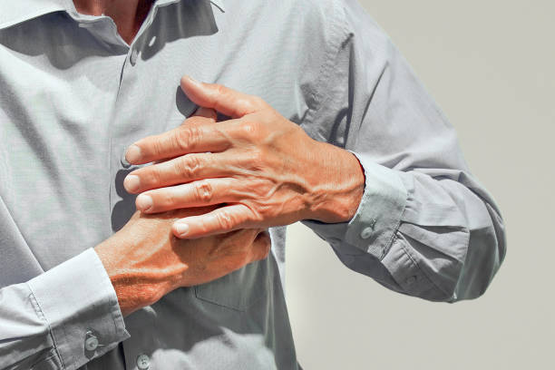 dolor torácico del hombre de edad avanzada - human hand help pain heart attack fotografías e imágenes de stock