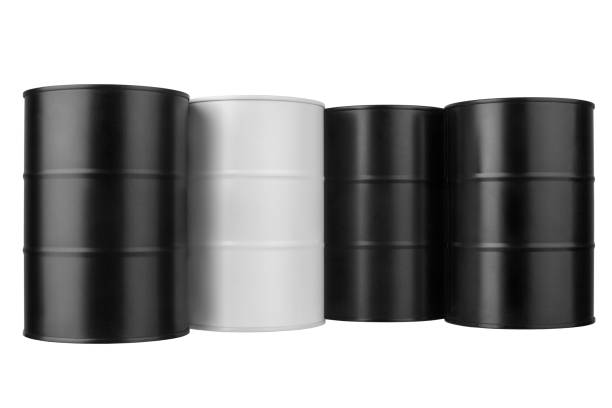 4つの黒と白の金属バレルは、クローズアップ、オイルドラム、スチール樽、スズキャニスター、アルミ樽、石油貯蔵包装、燃料容器、ガソリンタンク、石油生産業界の概念を分離 - storage tank oil industry merchandise storage compartment ストックフォトと画像