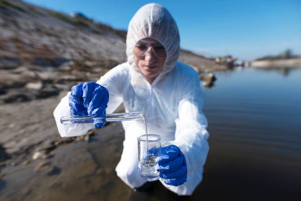 écologiste prélevant des échantillons d'eau de la rivière pour le traitement et l'analyse plus poussés. concept de pollution et d'environnement. - toxic substance dirt pollution scientific experiment photos et images de collection