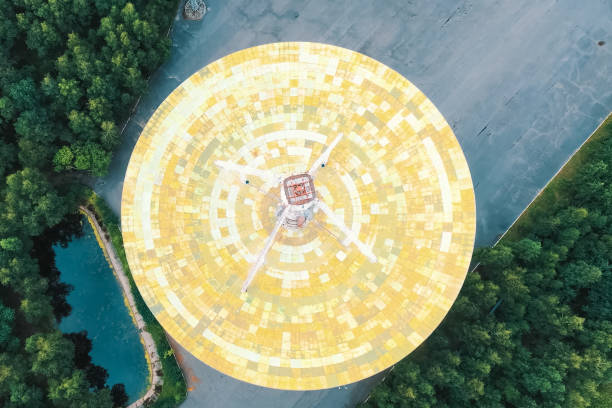 istock Center for long-distance space communications, satellite antenna 1200909571
