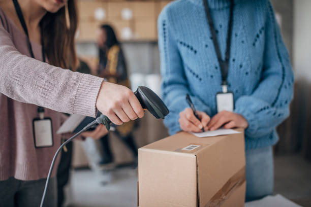 mulher que usa o leitor de código de barra para arranjar ordens dos clientes para o transporte da gota - bar code reader bar code checklist box - fotografias e filmes do acervo