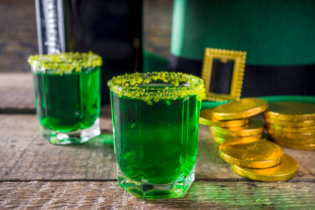 buona fortuna leprechaun shot cocktail - irish culture beer drinking pub foto e immagini stock