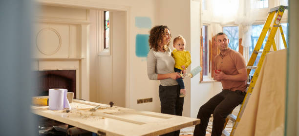 famille de bricolage - home improvement home interior painting family photos et images de collection