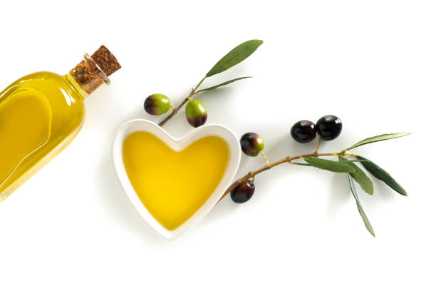 올리브 오일 하트 모양 그릇 으로 심장 건강 식품 화이트 - glass heart 뉴스 사진 이미지