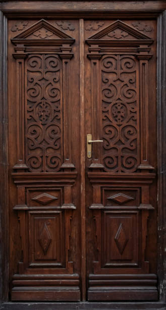 porta de madeira marrom antiga - improvement ancient antique old fashioned - fotografias e filmes do acervo