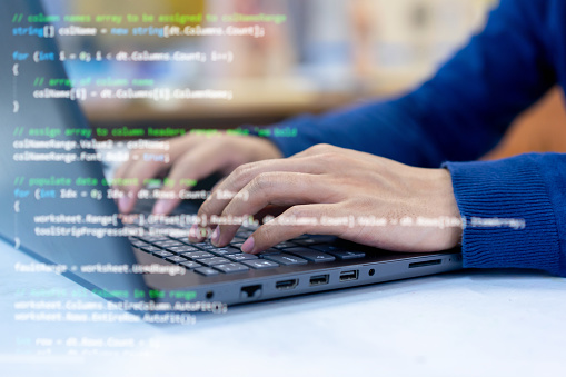 cerrar el programador hombre man escritura en el teclado en el ordenador portátil para introducir el lenguaje de código en el software para el estudio de errores y defectos del sistema en la oficina para el desarrollo del concepto de tecnología photo