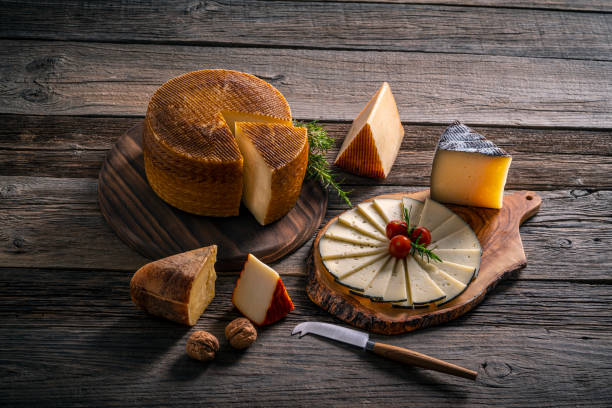 ser manchego z hiszpanii na drewnianym stole - cheese delicatessen italian culture variation zdjęcia i obrazy z banku zdjęć